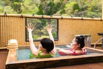 ガンバレルーヤが絶景露天風呂で腹太鼓披露！？温泉街グルメも堪能♡｜真庭市
