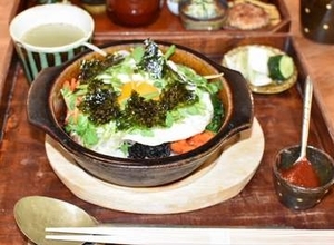 自然豊かな山奥の喫茶で一息　岩井窯の作品で心温まるお食事を｜鳥取県岩美町