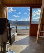 美容院がない町にできた、海の見える出張美容室。空き家リノベーションで今までとこれからがつながる空間づくり｜出雲市