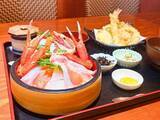 「カニ食べ放題も！見た目華やか、新鮮な魚介の豪華海鮮丼｜境港市」の画像1