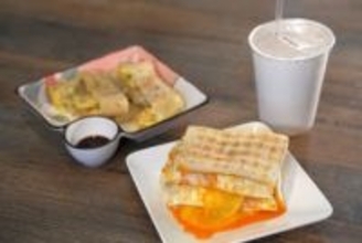 台湾で若者に人気！チーズがとろ〜り溢れる話題のトーストを食べてみた！【台湾女子旅】