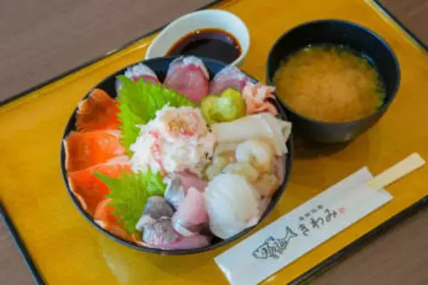 カニたっぷりの海鮮丼をリーズナブルに楽しめる道の駅レストラン！泊まるとカニが当たる太っ腹キャンペーンも｜鳥取県琴浦町