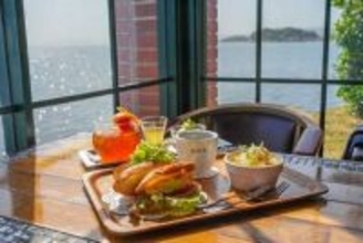宍道湖を一望できるレトロ喫茶でモーニング。特等席は湖に浮かんでいるよう！｜島根県松江市