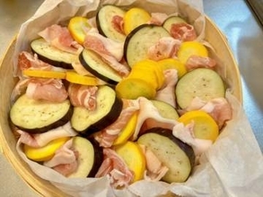 材料を並べてせいろにおまかせ！？超簡単！夏野菜のせいろ蒸し♪