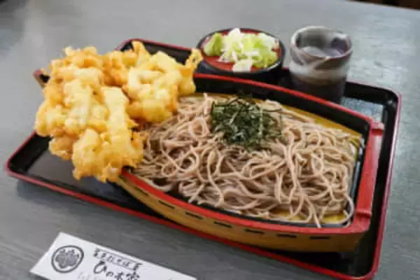 オープン前から並ぶ人気の出雲そば。名物「天ざるそば」は特大イカ天のボリュームたっぷり！｜鳥取県米子市