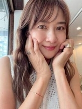 食べ続けたのに体重5.6キロ減…48歳藤崎奈々子「奇跡の」お腹に反響「効果抜群だったんですねー」「くびれが神です」