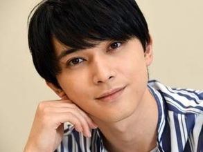 「口元…」「どしたの」吉沢亮〝国宝フェイスに異変〟ショットに「なんか入ってる？」