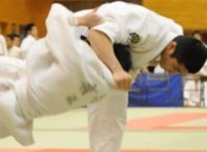 「五輪のルーレットより断然信用できる」柔道全国大会〝まさかの代表戦決定方法〟に大反響「このサイズのサイコロ頼んだ担当者えらい」「今日イチの盛り上がり」