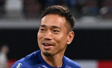 「これはどうなの⁉」長友佑都、W杯前出国時〝まさかの格好〟に「違和感しかない」「自分の役割全うしてる」「いいやん日本ぽくて」反応様々