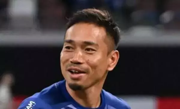 「これはどうなの⁉」長友佑都、W杯前出国時〝まさかの格好〟に「違和感しかない」「自分の役割全うしてる」「いいやん日本ぽくて」反応様々