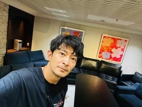 「全然似てないって！」〝偽〟津田健次郎役の芸人が2ショット公開し反響続々「思わず2度見と声が…」「笑いました」