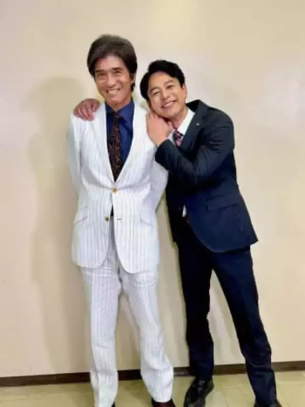 「後ろ姿にまた泣ける…」佐藤浩市クランクアップで妻夫木聡が熱い抱擁！〝チーム・ロイヤルファミリー〟特製ウエアも話題「愛がある」「販売して」「こんなん泣いてまうやろ涙」