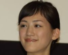 「泣きそう」綾瀬はるかの近影にSNS戸惑い「なぜ…」「見ているだけで苦しい」「神妙な面持ち」映画場面写真が話題