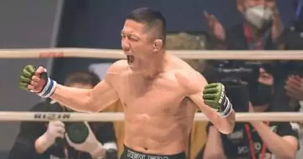 「この堀口なら勝てそう」ダンスで固まる格闘家・堀口恭司にツッコミ殺到！タレント妻と〝ラブラブ動画〟に「なに、照れて硬直しとんねん」の声