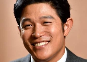 「携帯落とした。笑」〝ムキムキ〟鈴木亮平、奈良旅スイーツ写真に「大仏様ちっこ!!」「な!な!食べられん!」「クレープが小さいのか、手が大きいのか…」