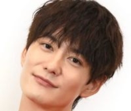 「奥様目線はこんな感じなのね」電撃婚から1年、岡田将生の〝画角最高〟眼鏡姿に「もしや3人に」「口角がすごくいい」