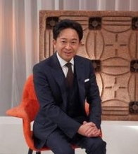 「めっちゃおじいちゃん投球」25歳差婚から7年、雰囲気一変の55歳城島茂の大波乱始球式が話題「リーダーらしくて大爆笑」「ほんま期待を裏切らん」