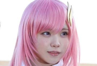 「その格好で!?」〝プール満喫〟ショットのえなこに衝撃「サイズがおかしなことになってます」「前後間違えてませんか？」