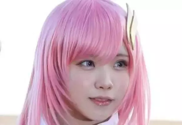 「その格好で!?」〝プール満喫〟ショットのえなこに衝撃「サイズがおかしなことになってます」「前後間違えてませんか？」