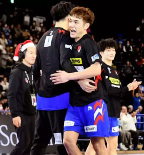 連敗止めた！　大黒柱が負傷者リスト入りのライジングゼファー福岡、劇的幕切れで7戦ぶり勝利　29歳PGが〝プロ2度目〟の決勝ブザービーター【Bリーグ2部】