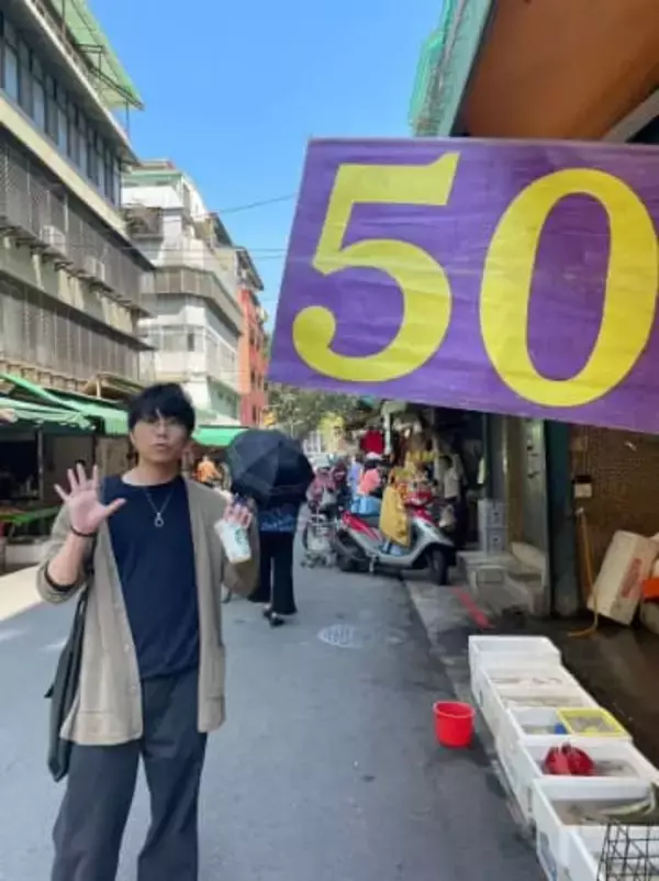 「びっくりした」〝物書き系弁護士〟圧巻ウェディングフォトに「本に囲まれてお祝い」「小説家っぽくていい」の声　五十嵐律人さん結婚発表