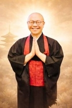 〝はやりのタップ縦表示〟が難しくて...現役僧侶率いる〝THE 南無ズ〟投稿が話題「縦並びより全然凄かった! 疑ってすみません!」「じわってしまって…」