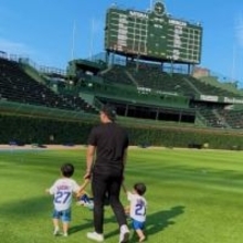 肩組み超密着！鈴木誠也、元アスリート夫人と〝ラブラブ2ショット〟に反響続々「愛溢れすぎ」「ベストカップル賞」