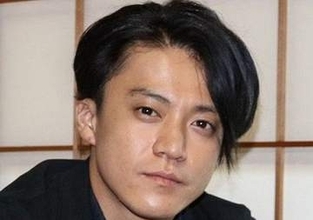 「知らなかった‼」小栗旬の兄は刑事ドラマ出演の50歳！〝眼鏡の近影〟に「ふとした時にやっぱ兄弟だなと思う」「話し方似てる」の声