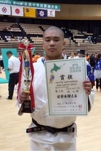 「はなわの息子か! 」「マジかよっ!?」7歳から柔道、プロレス転身した25歳長男〝ムキムキ〟姿に「Tシャツの上からでも…」「デカくなった！」