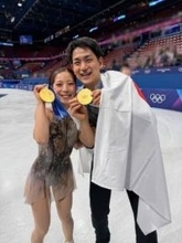 「普段からこんなことして遊んでる？笑」りくりゅう〝街中で衝撃の大ジャンプ〟写真に反響続々「街中で三浦運送！」「これが通常運行なら面白すぎる」