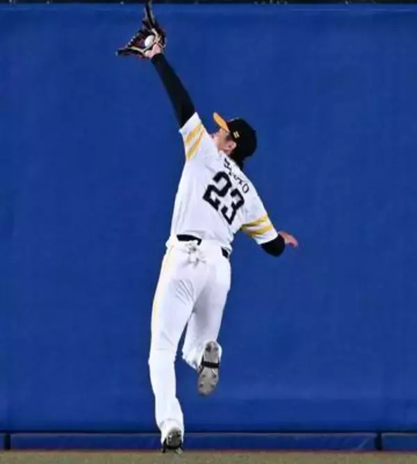 ソフトバンク周東佑京、勢い余って中堅フェンスに激突　ソトの大飛球を俊足飛ばしてキャッチ　9番降格も第1打席で中前打