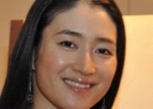 「誰が撮ったの?」「プライベートいいね」共演俳優との電撃婚から14年...スマホ手にすっぴん姿の49歳小雪に反響続々「個性的なファッション」