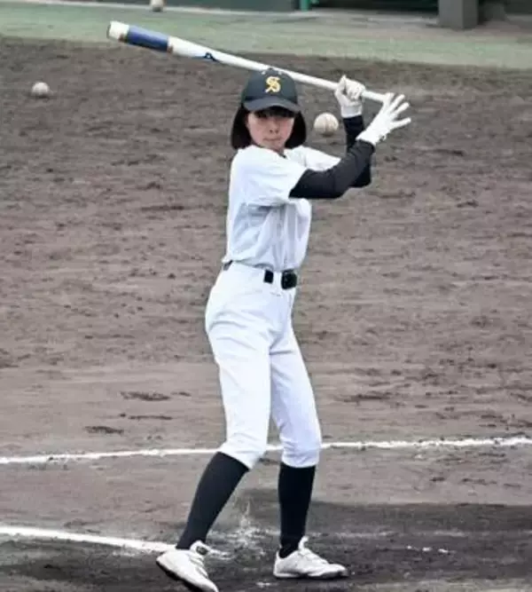 福岡の公立高校の女子部員が「学生コーチ」に　試合前のシートノック任され　猛練習で1日300球打ち込んだことも