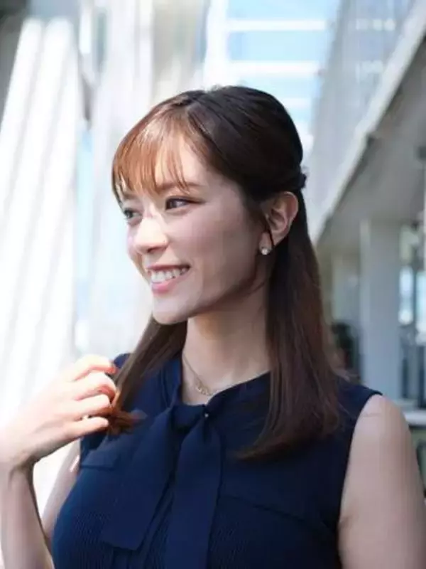 「あざてぇ〜」〝白T〟で手は後ろ…テレ朝・三谷紬アナ、くつろぎ姿に「やっぱすごいね！」「好感度更にアップ」「モデルだと…」反響続々