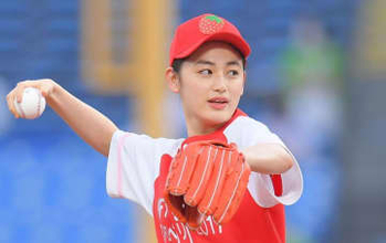 「夢のコラボ！」ポカリCMでブレイク…八木莉可子〝全力〟新喜劇ギャグ姿に「川畑さんとのコントラスト笑」「カーッも可愛い」