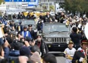 「パレードを最後に日本一の記憶を消し去る」　ソフトバンクが6年ぶりにキャンプ地宮崎でパレード　沿道に45000人が集まる