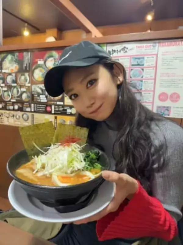 〝9頭身軟体〟29歳女優の〝驚異の可動域〟ショットに「サーカスやってました？」「マネしたら戻らないかも」