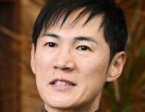 ビキニ姿の東大大学院生を両手で…石丸伸二〝激変〟ショットに「お堅い理屈っぽいしんじが！」「え、独身だったの?」「めちゃくちゃかわいいやん」の声