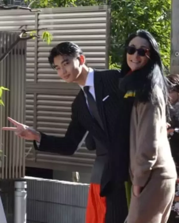 身長195センチ！冨永愛〝20歳モデル長男〟冨永章胤の近影に「目力が…」「お口元に品がある」「立ち姿キレイ」「オーラいっぱい」の声