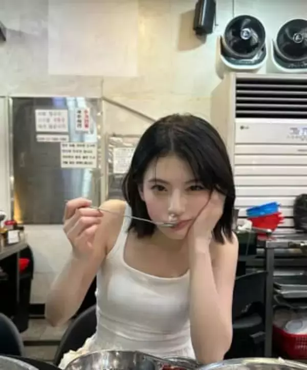 「おおーっと背中ばっくり」24歳人気女優の大胆ショット「なんとまぁ」「目のやり場に困る」