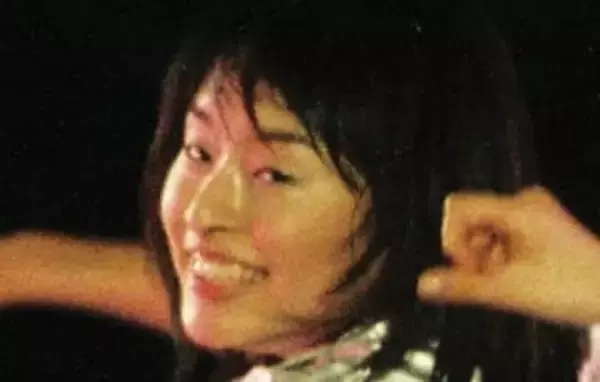 SPEED解散から25年、41歳ボーカル〝服のまま海水浴ショット〟「沖縄の海は最高です！」「ナチュラル笑顔が素敵」