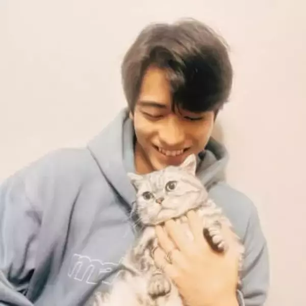 「人体で、椅子を…？」ジュノンボーイ出身27歳俳優 ⇒ 狂気の殺人鬼に〝激変〟！真っ赤な姿に「ヤバ… かっこいい」「想像以上にヤバいぞコレは！」出演映画ショットに反響続々