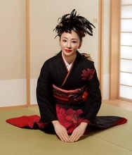 ネイル＆女子高生スタイル〝正座〟茶道ショット神田うのに衝撃「その爪で？とちょっと驚き」「いつでもお茶目ですね」