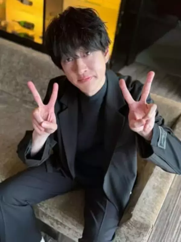 「うわぁぁぁ」「ちょ、動悸が…」横山裕、年下女優と〝バックハグ〟顔寄せピタリと密着…ドラマグラビアショットに反響「これは惹きつけられる」「美しい」