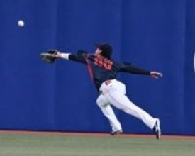 【侍ジャパン】サポートメンバーの美技に大歓声　広く空いた左中間への当たりにダイビングキャッチ　西武・仲田慶介