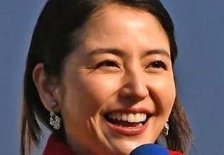 「度が過ぎるワキの美しさ」長澤まさみ〝紐たれ〟チラ見せ姿に反響「旦那さん羨ましい」「何歳になっても別格」