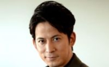 「圧が…圧が強すぎる…！」巨大な〝イクサガミ〟姿の岡田准一の登場に驚愕!「こわい、かなり大きめの岡田准一が音割れしながら迫ってきた」「そのままディズニーランドに…」の反響