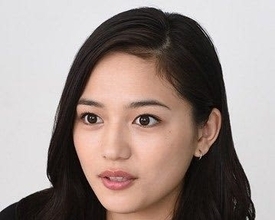 「めっちゃ大きい!?」〝真紅の肩出しドレス〟川口春奈の手元に驚きの声「指が長っ!」「デコルテラインに...秒殺」