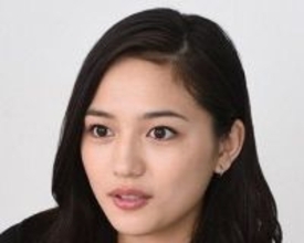 「めっちゃ大きい!?」〝真紅の肩出しドレス〟川口春奈の手元に驚きの声「指が長っ!」「デコルテラインに...秒殺」