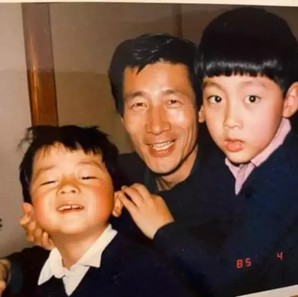 初孫をあやす小泉元首相...溺愛ぶりに進次郎も「見たことない顔」「こういう顔するんだ」と驚き！「孫には弱いですね」「感動した」「やっぱ親子似てる」反響止まず